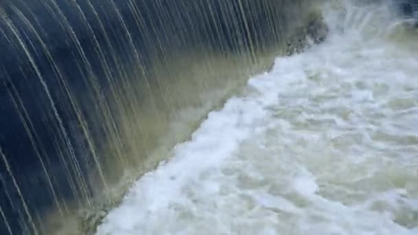 貯水池から大量の水が流れ落ちる 水の塊が沸騰し 強い流れを作り出す泡 — ストック動画