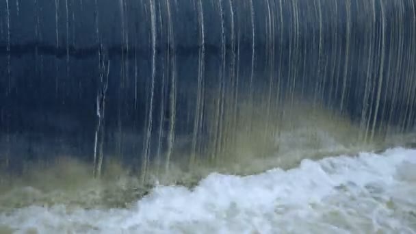 貯水池から大量の水が流れ落ちる 水の塊が沸騰し 強い流れを作り出す泡 — ストック動画