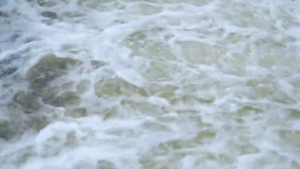 수지에서 의물이 흘러내려 옵니다 오르고 안개가 흐르다 — 비디오