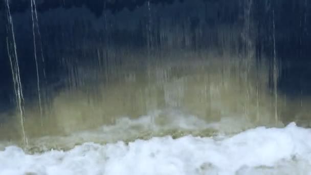 貯水池から大量の水が流れ落ちる 水の塊が沸騰し 強い流れを作り出す泡 — ストック動画