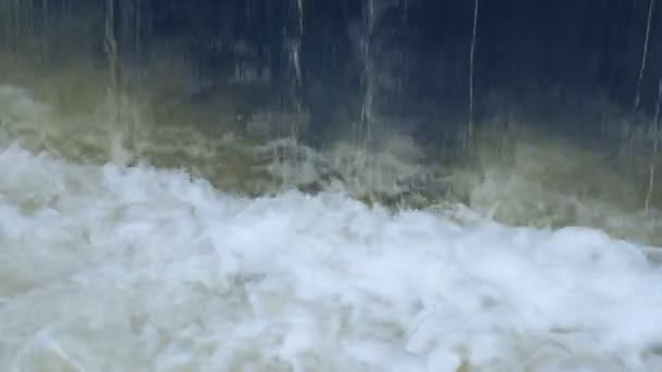 大量的水从水库涌出 水团沸腾 泡沫形成强大的流动 — 图库视频影像