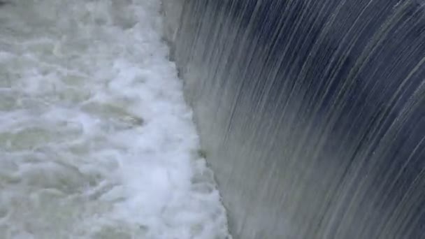 Μια Μεγάλη Ποσότητα Νερού Από Δεξαμενή Χύνεται Προς Κάτω Μάζα — Αρχείο Βίντεο
