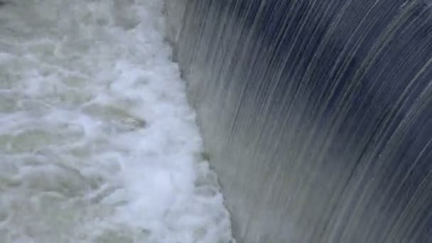 貯水池から大量の水が流れ落ちる 水の塊が沸騰し 強い流れを作り出す泡 — ストック動画