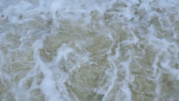 水的缓慢运动 大量的水从水库涌出 水团沸腾 泡沫形成强大的流动 — 图库视频影像