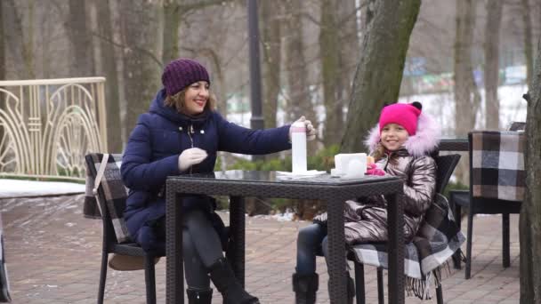 Мама Дочь Веселятся Сидя Скамейке Кафе Открытым Небом Улыбки Эмоции — стоковое видео