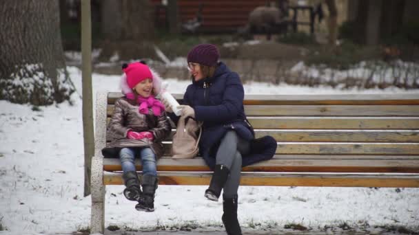 Mamá Hija Divierten Sentadas Banco Café Aire Libre Sonrisas Emociones — Vídeo de stock