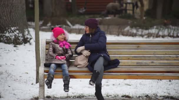 Mama Córka Mają Wolny Dzień Siedząc Ławce Kawiarni Świeżym Powietrzu — Wideo stockowe