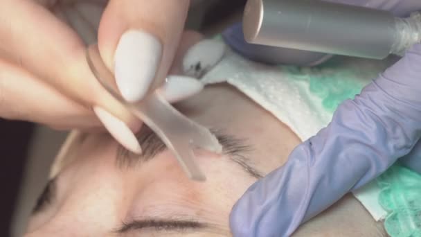 Augenbrauen Schönheitssalon Kümmert Sich Der Meister Die Augenbrauen Design Und — Stockvideo