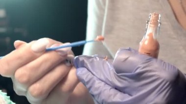 Kaş güzellik salonunda, üstat kaşlarla ilgilenir. Kadın kaşlarının tasarımı ve boyaması ve kaplaması. Renk eşleşmesi. Kozmetik bir araçla düzeltme.