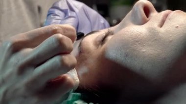 Kaş güzellik salonunda, üstat kaşlarla ilgilenir. Kadın kaşlarının tasarımı ve boyaması ve kaplaması. Renk eşleşmesi. Kozmetik bir araçla düzeltme.