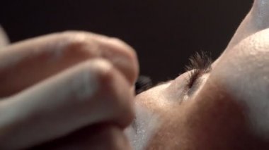 Kaş güzellik salonunda, üstat kaşlarla ilgilenir. Kadın kaşlarının tasarımı ve boyaması ve kaplaması. Renk eşleşmesi. Kozmetik bir araçla düzeltme.