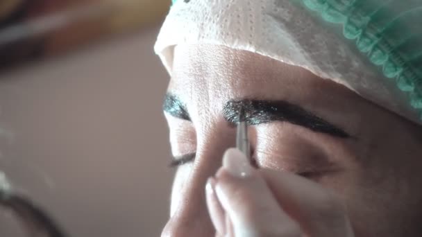 Augenbrauen Schönheitssalon Kümmert Sich Der Meister Die Augenbrauen Design Und — Stockvideo