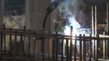 Metal kaynak yapılırken elektrik kaynaklama işlemi yapılır