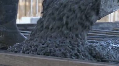 Çimentoyla bir bina yüzeyi dök