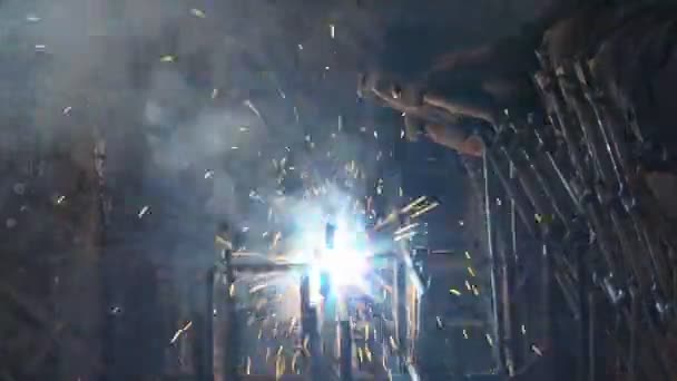 Metal kaynak yapılırken elektrik kaynaklama işlemi yapılır — Stok video