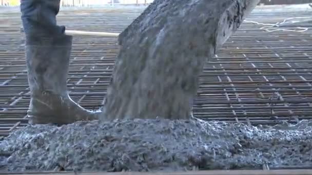 Gieten van een bouwoppervlak met cement — Stockvideo