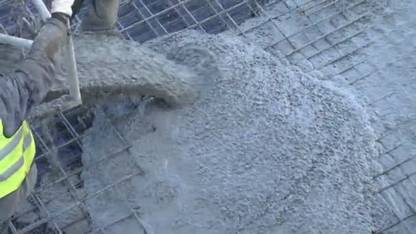 Despejando uma superfície de construção com cimento — Vídeo de Stock