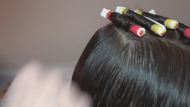 Cabello Rizado Rizo Peluquero Hace Peinado Para Niño Peinando Retorciendo — Vídeos de Stock