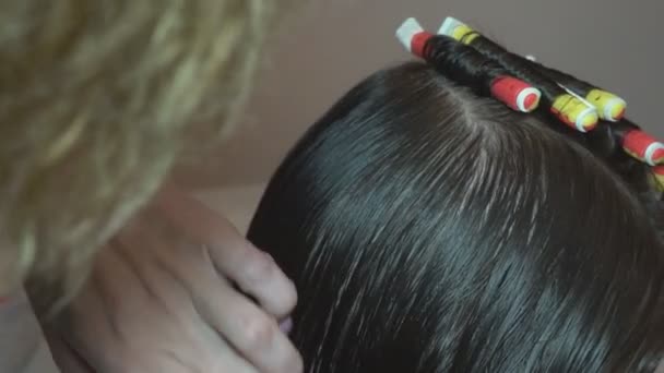 Kıvırcık Saçlı Kuaför Bir Kuaförde Saçlarını Tarayıp Kıvırtarak Bir Çocuk — Stok video