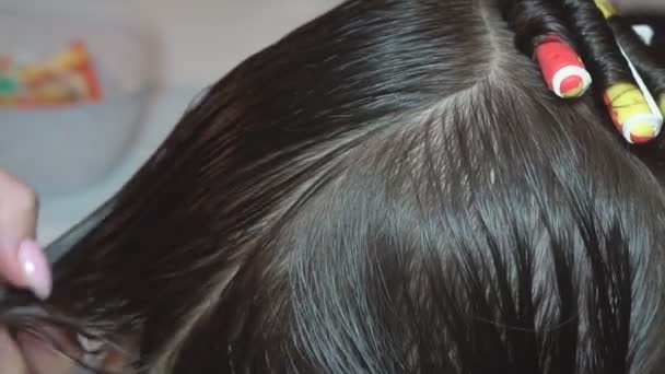 Bouclez Les Cheveux Sur Boucle Coiffeur Fait Une Coiffure Pour — Video