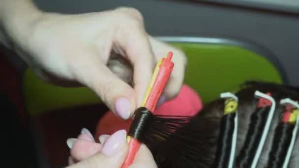 Женская прическа в парикмахерской — стоковое видео