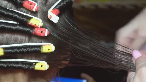 Hairdress de mulheres em um cabeleireiro — Vídeo de Stock