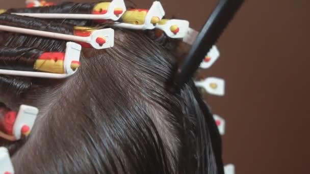 Peinado para mujer en una peluquería — Vídeo de stock