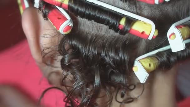 Femme coiffure dans un coiffeur — Video