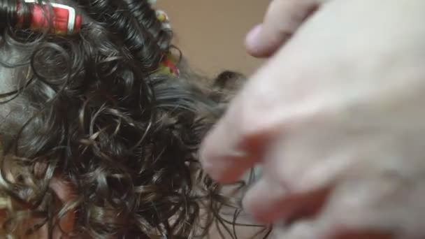 Femme coiffure dans un coiffeur — Video