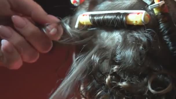 Hairdress de mulheres em um cabeleireiro — Vídeo de Stock