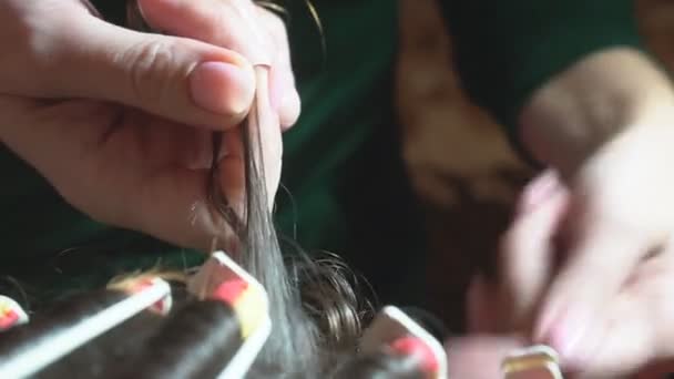 Damska fryzura u fryzjera — Wideo stockowe