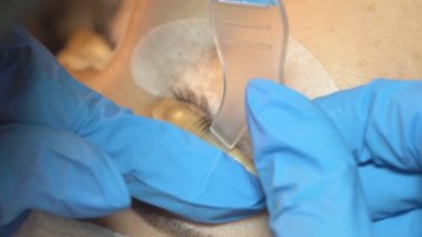 Güzellik salonunda kadın kirpiklerinin profesyonel şekli değişiyor.