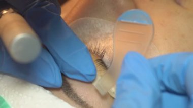 Güzellik salonunda kadın kirpiklerinin profesyonel şekli değişiyor.