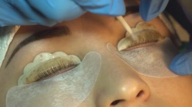 Güzellik salonunda kadın kirpiklerinin profesyonel şekli değişiyor.