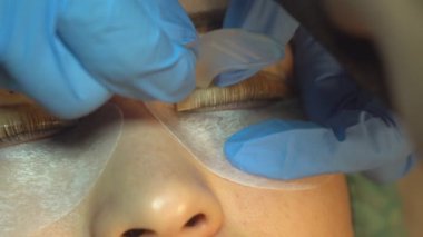 Güzellik salonunda kadın kirpiklerinin profesyonel şekli değişiyor.