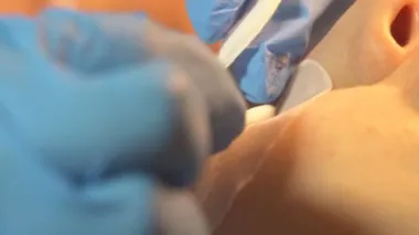 Güzellik salonunda kadın kirpiklerinin profesyonel şekli değişiyor.