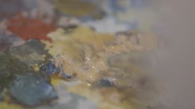 Sanatçının renk seçimi. Renk seçimi. Boyalı tüpler. Rengini kız seçiyor. Gökkuşağının tüm renkleri. Renkli boyalı şişeler. Kadın eli çizim için boyalı tüpler seçer.