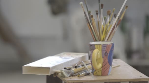 画家用画笔作画 准备刷子和画架 供画家用油漆作画 — 图库视频影像
