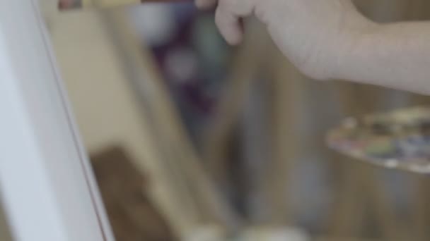 Ręka Artysty Maluje Obraz Zbliżenie Kobiecej Ręki Artystki Malowidłem Pędzelkowym — Wideo stockowe
