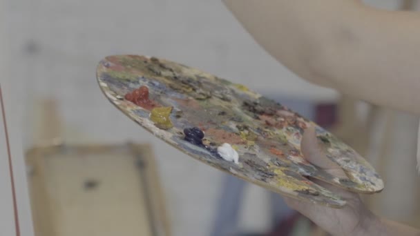 Ręka Artysty Maluje Obraz Zbliżenie Kobiecej Ręki Artystki Malowidłem Pędzelkowym — Wideo stockowe