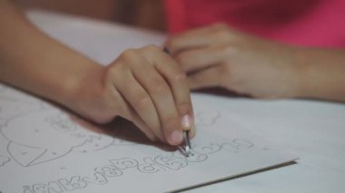 Parlak pudrayla çocuk resimleri yapar. Çocuk kağıt çizimlerini parlak tozla boyuyor, yapıştırıcıya dayanarak küçük parıltıları ovuyor. Çocukların yaratıcılığını geliştirir.
