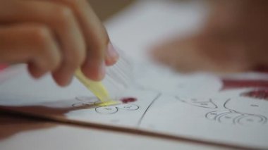 Parlak pudrayla çocuk resimleri yapar. Çocuk kağıt çizimlerini parlak tozla boyuyor, yapıştırıcıya dayanarak küçük parıltıları ovuyor. Çocukların yaratıcılığını geliştirir.