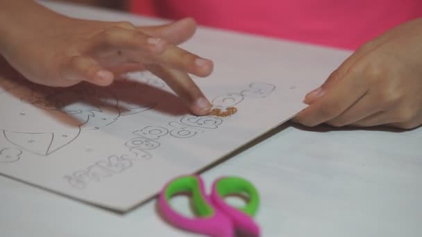 Kind Malt Mit Glänzendem Puder Das Kind Bemalt Die Papierzeichnungen — Stockvideo