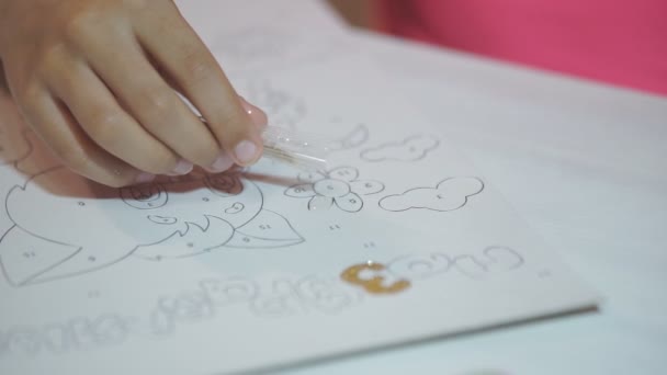 Pinturas Infantiles Con Polvo Brillante Niño Pinta Los Dibujos Papel — Vídeos de Stock