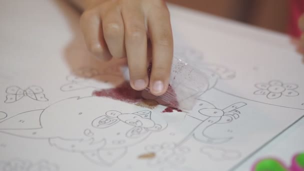 Pinturas Infantiles Con Polvo Brillante Niño Pinta Los Dibujos Papel — Vídeos de Stock