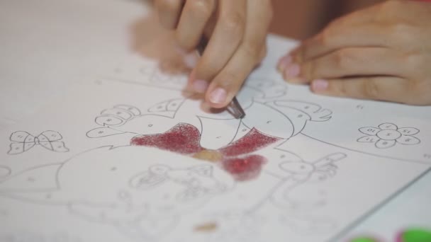 Pitture Bambini Con Polvere Lucida Bambino Dipinge Disegni Carta Con — Video Stock