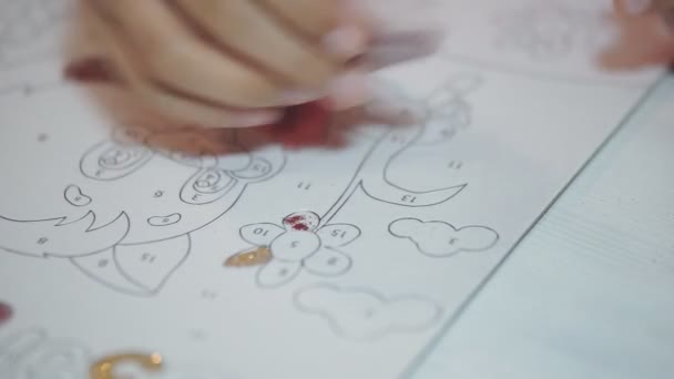 Pinturas Infantiles Con Polvo Brillante Niño Pinta Los Dibujos Papel — Vídeos de Stock