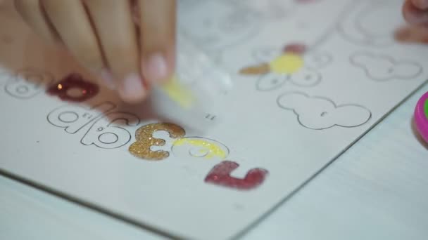 Παιδικές Μπογιές Γυαλιστερή Σκόνη Παιδί Ζωγραφίζει Τις Χάρτινες Ζωγραφιές Γυαλιστερή — Αρχείο Βίντεο
