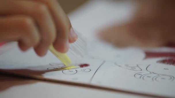 Parlak Pudrayla Çocuk Resimleri Yapar Çocuk Kağıt Çizimlerini Parlak Tozla — Stok video