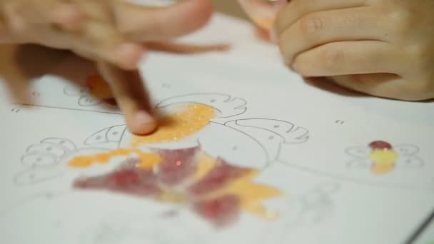 孩子们用闪亮的粉末作画 孩子用发亮的粉末在纸上画画 用胶水擦拭小的闪光 发展儿童的创造力 — 图库视频影像